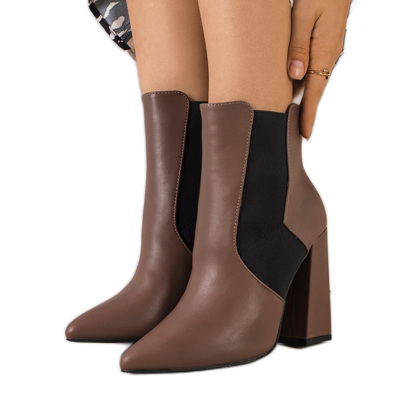 Braune Chelsea-Stiefel auf dem Hamilt-Pfosten