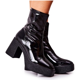 FJ1 Lackstiefel Schwarze Myrialla-Stiefel auf einem Pfosten