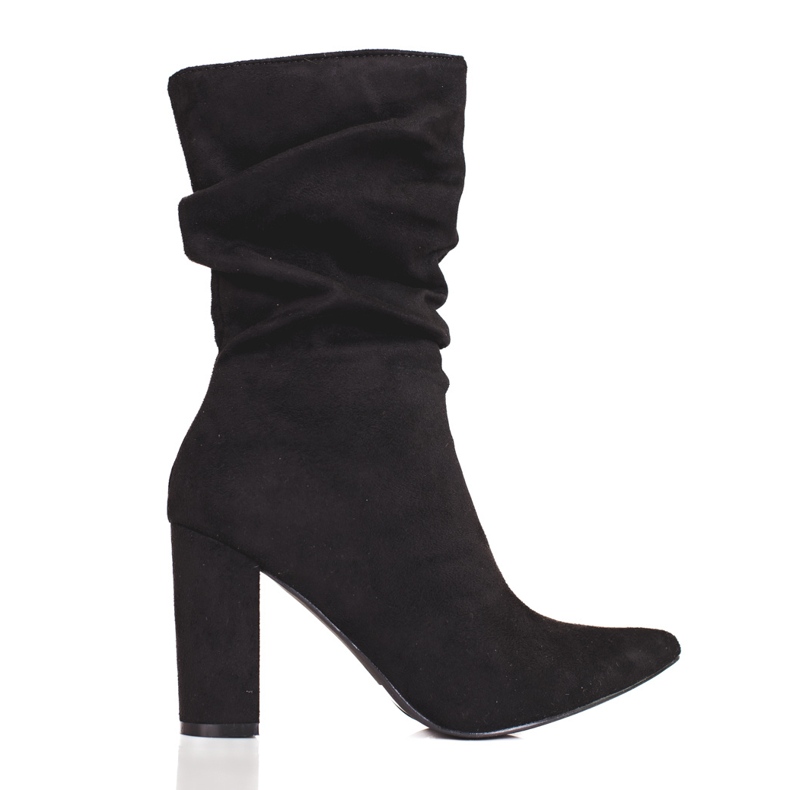 Schwarze Damenstiefel auf einem Pfosten mit einem zerknitterten Shelovet-Obermaterial