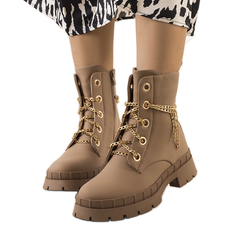 Braune Wanderschuhe mit Alcin-Kette