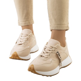 Beige Turnschuhe mit Samina-Kette
