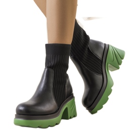 Schwarze Stiefel mit roter Tomlin-Sohle