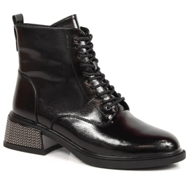 Lackierte Damenstiefel mit dekorativem Absatz, isolierter schwarzer Filippo