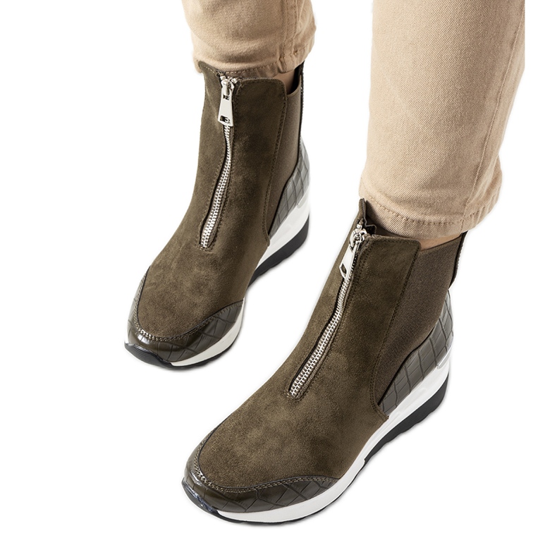 Grüne Turnschuhe auf dem Triaca-Keil