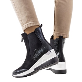 PA1 Schwarze Turnschuhe auf dem Triaca-Keil