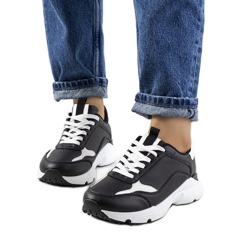 Schwarze Ballater-Turnschuhe