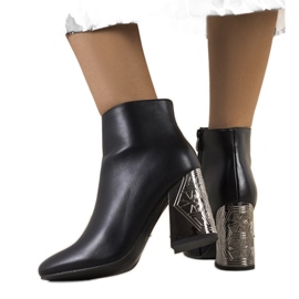 Schwarze Stiefel mit dekorativem Mirim-Absatz