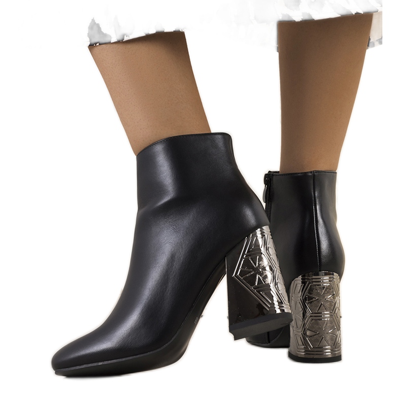 Schwarze Stiefel mit dekorativem Mirim-Absatz