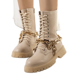 Beige Stiefel mit Curiti-Kette