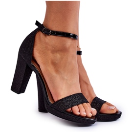 FM1 Modische glänzende schwarze Petra-Sandalen auf einer Stange