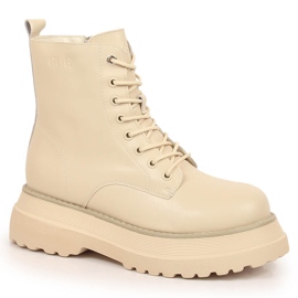 Lederstiefel auf der Plattform isoliert beige Goe KK2N4066