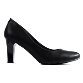 Klassische schwarze Pumps