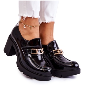 PL5 Lackierte schwarze Schuhe auf einer Säule mit Goldverzierung Mikeyla