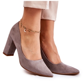 PS1 Klassische Wildlederpumps auf einem grauen Kendra-Absatz