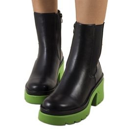 PA1 Schwarze Stiefeletten auf der grünen Torrela-Plattform