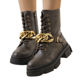 Grüne Wanderschuhe mit Iversen-Kette