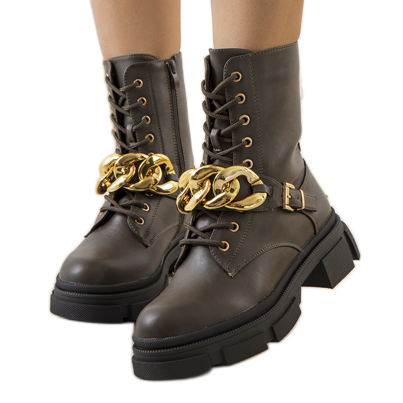 Grüne Wanderschuhe mit Iversen-Kette