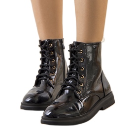 PA1 Stiefeletten aus schwarzem Lack von Pisanel