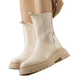 Beige Stiefel auf der Timaru-Plattform