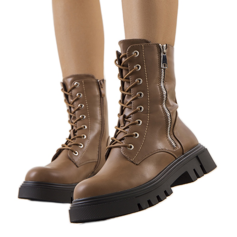 Dunkelbeiger Stiefel von Enoksen