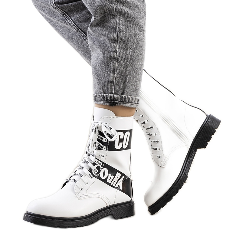 Weiße Turnschuhe mit Aufschriften verziert