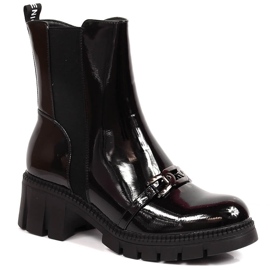 Auf einem Block lackierte Stiefel und eine Plattform mit einer Kette, schwarzer warmer Potocki