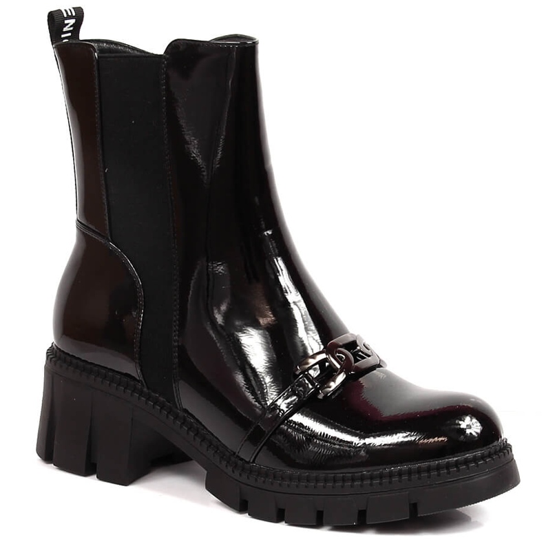 Auf einem Block lackierte Stiefel und eine Plattform mit einer Kette, schwarzer warmer Potocki