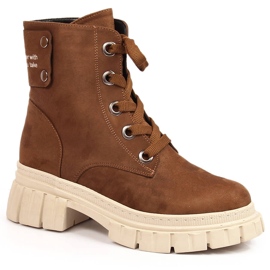 Arbeiterinnen aus Wildleder auf einem braun gepolsterten Plateau von T.Sokolski