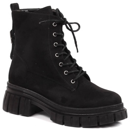 Arbeiterinnen aus Wildleder auf einer schwarzen isolierten Plattform T.Sokolski