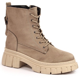 Arbeiterinnen aus Veloursleder auf einem beige gepolsterten Plateau von T.Sokolski