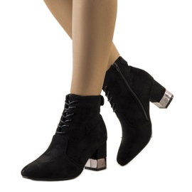 PA1 Schwarze Stiefel am Verano-Pfosten