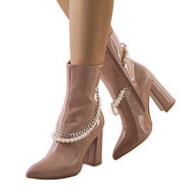 Beige lackierte Stiefel