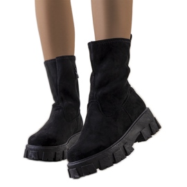 PA1 Schwarze Stiefel auf der Conco-Plattform