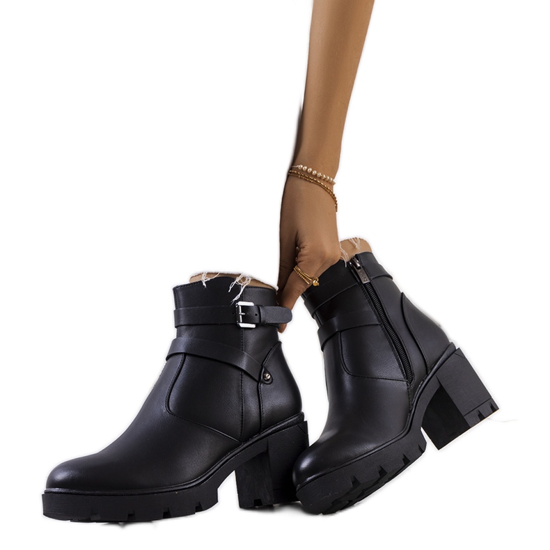 Schwarze Stiefel auf einer Traktor-Mittelsohle