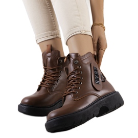 Braune Stiefel auf der Denna-Plattform