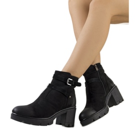 Schwarze Stiefel auf einer Lamaris-Traktorsohle