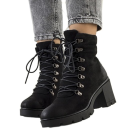 PA1 Schwarze Stiefel auf dem Langesko-Posten