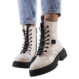 PA1 Beige lackierte Stiefel von Casies