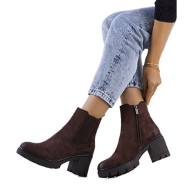 Braune Wildlederstiefel mit hohem Absatz von Svelte