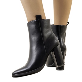 Schwarze Stiefel auf dem Eduar-Posten