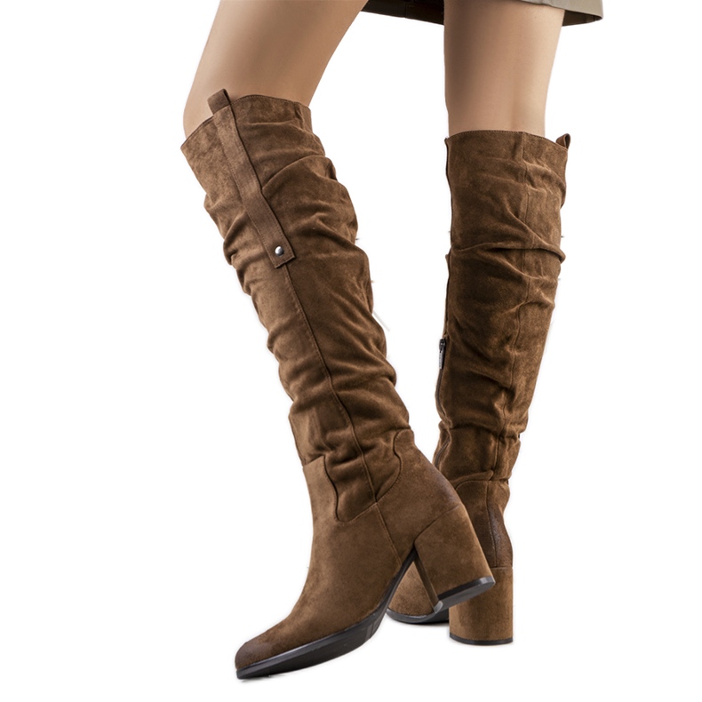 Braune Wildlederstiefel mit hohem Absatz von Neve