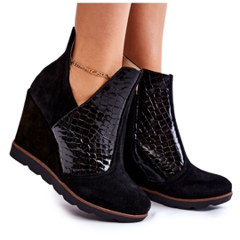 PA2 Alda Keilstiefel aus schwarzem Wildleder mit Krokoprägung