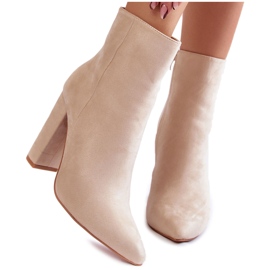 Elegante Wildlederstiefel auf einem beigen Ettany-Pfosten