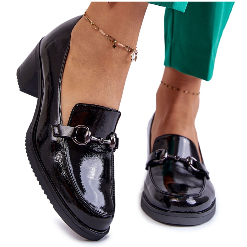 Vinceza Lederpumps auf einer Säule mit schwarzem Semila-Ornament