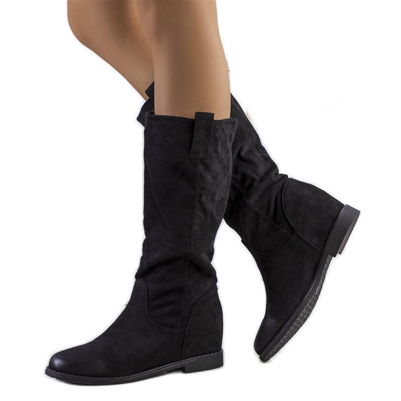 Schwarze Stiefel auf Maes Indoor-Keilabsatz