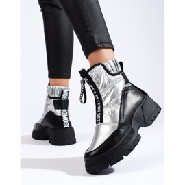 Silberne Schneestiefel für Damen auf der Shelovet-Plattform silber-