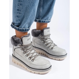 Trapperinnen auf dem Bahnsteig grau