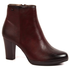 Kastanienbraune warme Damenstiefel auf der Post M. Daszyński rotwein