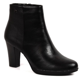 Schwarze isolierte Damenstiefel auf der Post von M. Daszyński