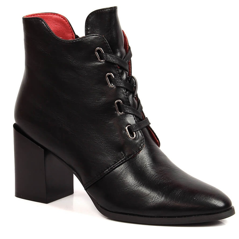 Schwarze isolierte Damenstiefel auf der Post von M. Daszyński